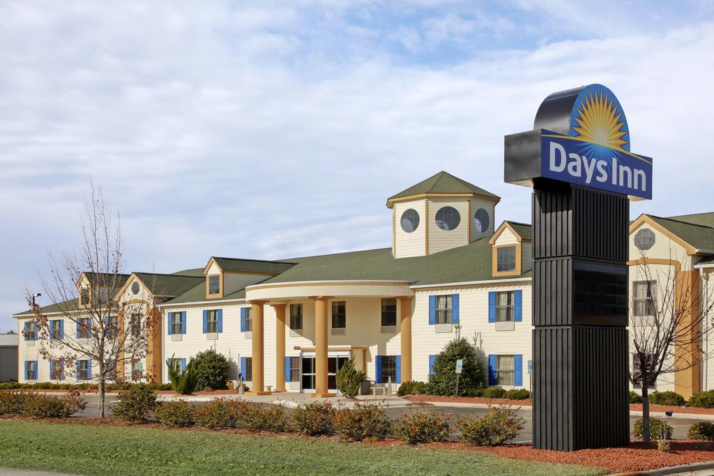 Days Inn By Wyndham Shallotte Exterior photo
